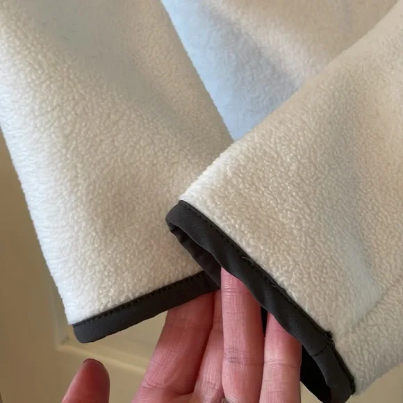 Eddie Bauer white fleece with snowflake embroidery - Picture 7 of 7